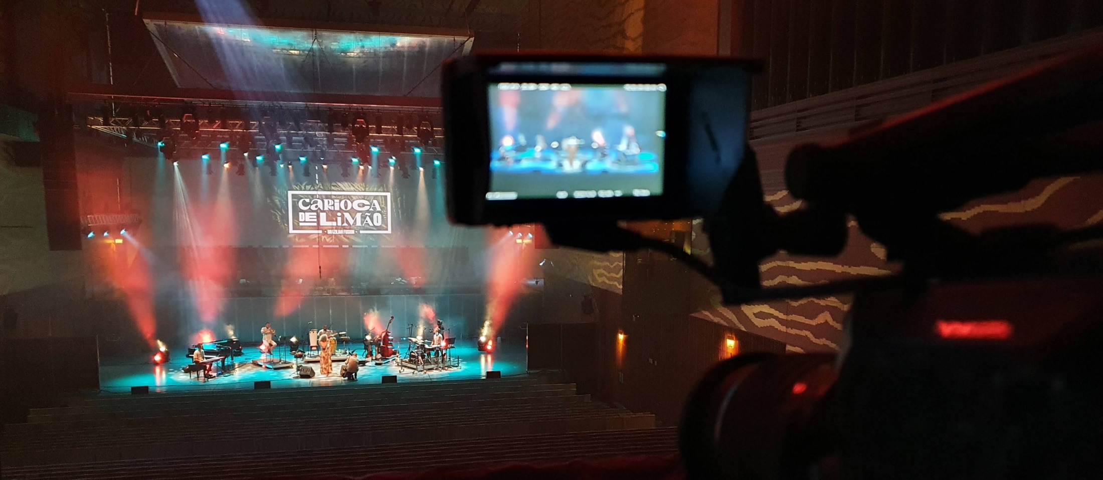 Câmera da NOVA registrando uma apresentação musical em um grande palco