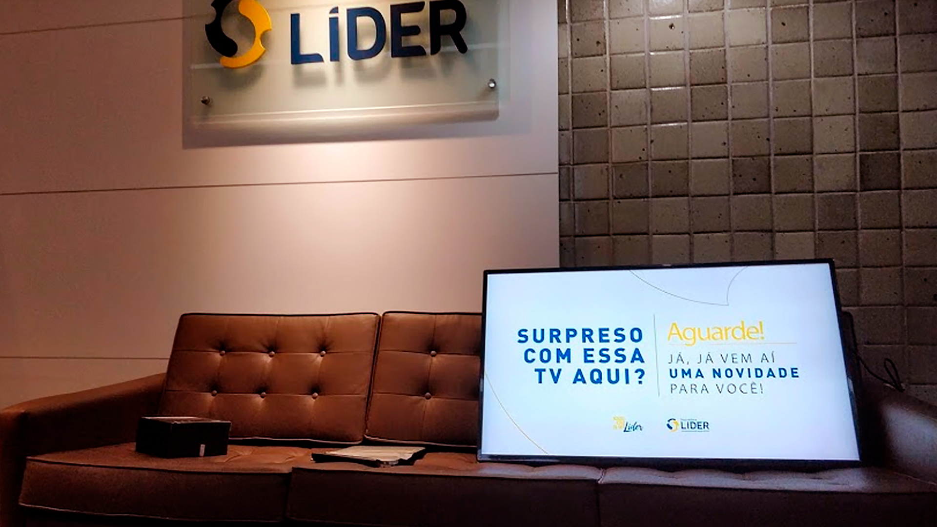 Tela de TV Corporativa instalada na recepção da Líder