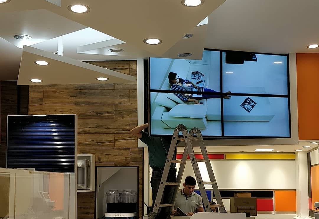 Videowall instalado em ambiente de circulação